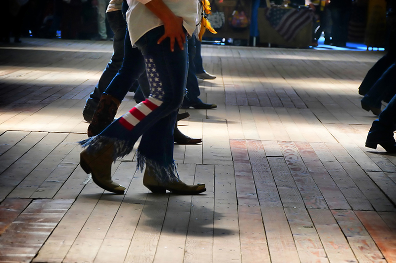 Ausschnitt von Beinen beim Line Dance Tanzen